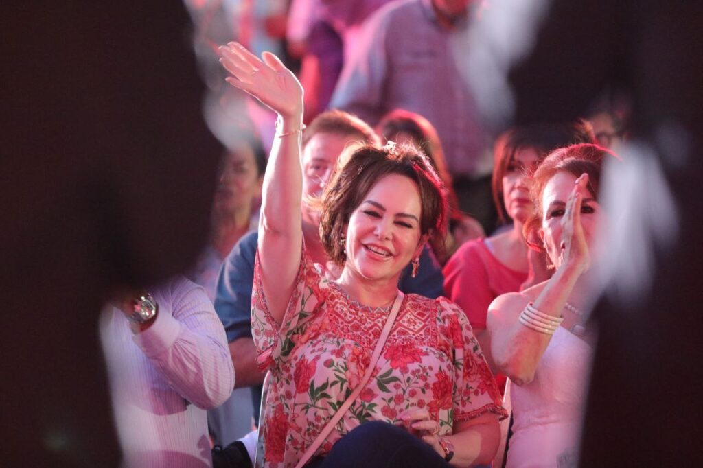 Viven familias neolaredenses velada inolvidable en gran concierto de Casa Longoria