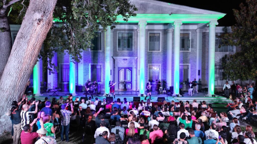 Viven familias neolaredenses velada inolvidable en gran concierto de Casa Longoria