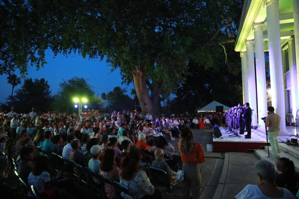 Viven familias neolaredenses velada inolvidable en gran concierto de Casa Longoria