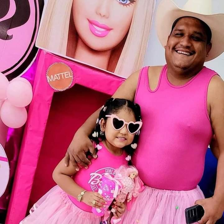 Un padre en Nuevo Laredo se viste de rosa y lleva a su hija al cine a ver "Barbie"