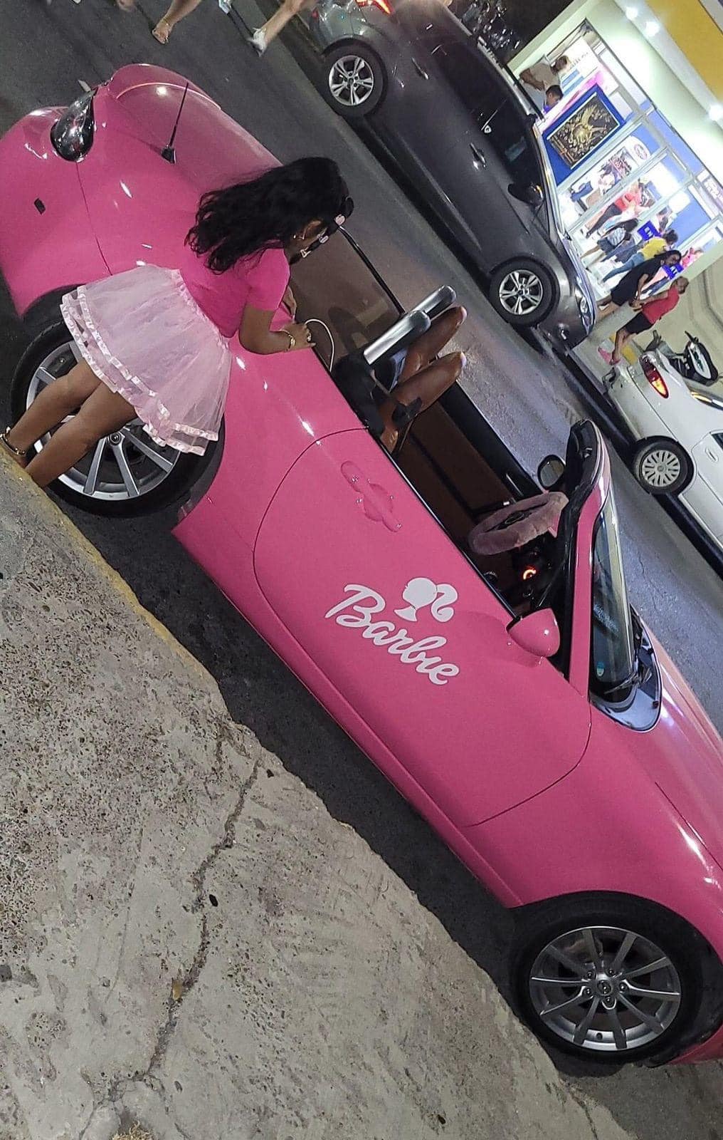 Un padre en Nuevo Laredo se viste de rosa y lleva a su hija al cine a ver "Barbie"