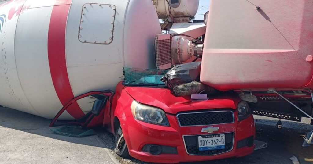 Camión revolvedora cae sobre coche en avenida de Tampico