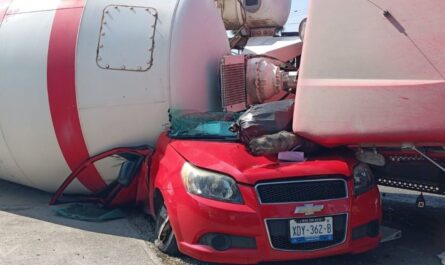 Camión revolvedora cae sobre coche en avenida de Tampico