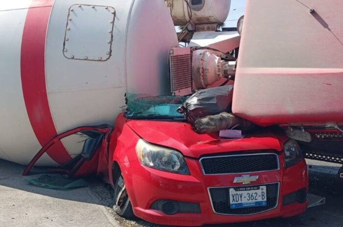 Camión revolvedora cae sobre coche en avenida de Tampico