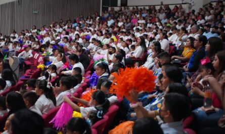 Estudiantes y padres neolaredenses obtienen herramientas para fortalecer su educación