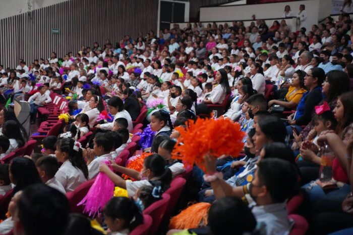 Estudiantes y padres neolaredenses obtienen herramientas para fortalecer su educación