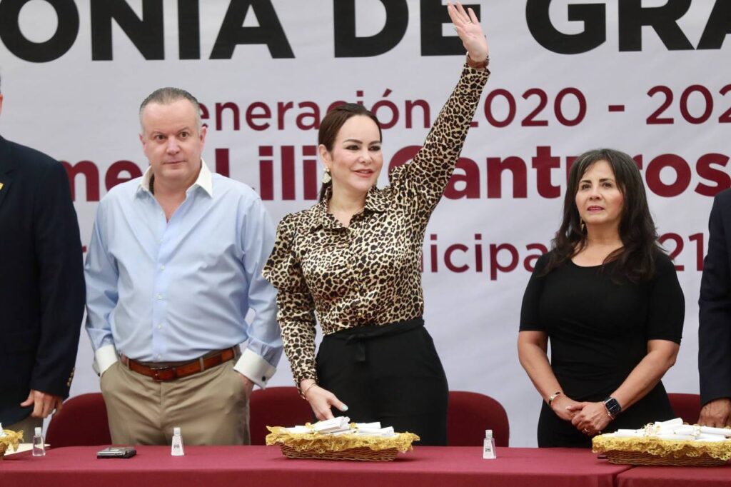 Se gradúan mil 200 estudiantes de las preparatorias municipales