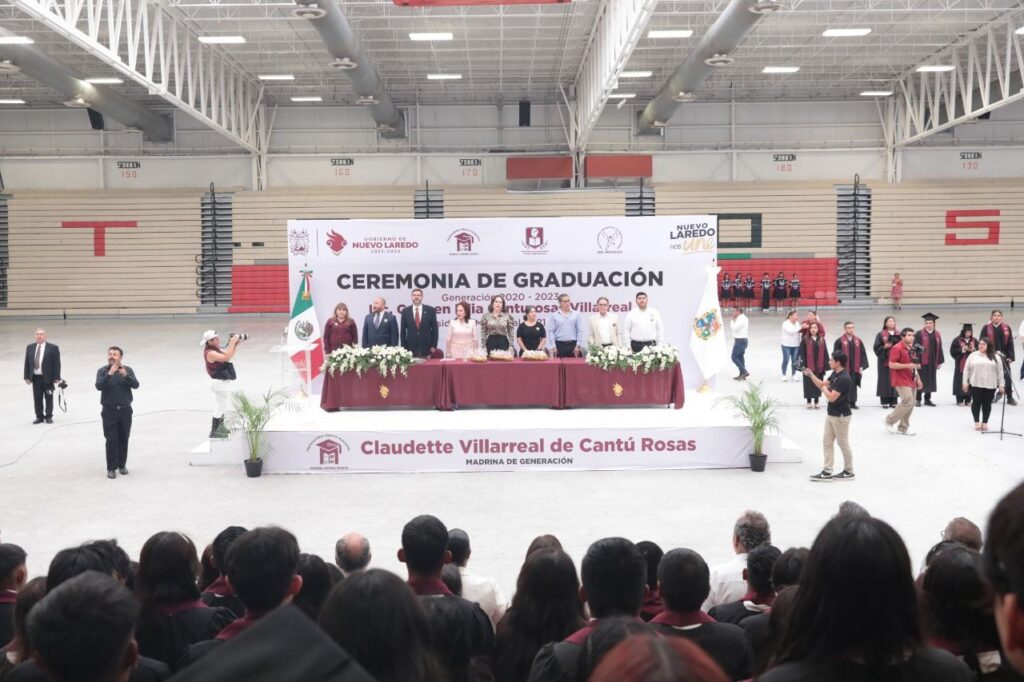 Se gradúan mil 200 estudiantes de las preparatorias municipales