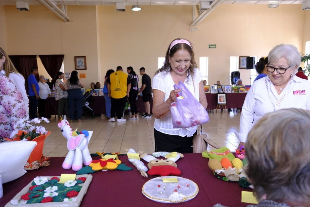 Realizan bazar de manualidades y exposición en Casa Club del Adulto Activo del DIF Nuevo Laredo