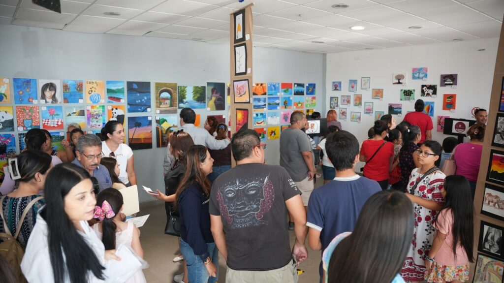 Exponen neolaredenses su obra en clausura de talleres de iniciación artística