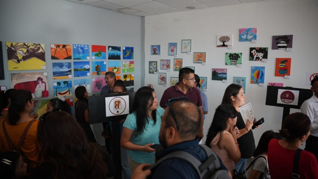 Exponen neolaredenses su obra en clausura de talleres de iniciación artística