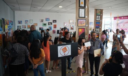 Exponen neolaredenses su obra en clausura de talleres de iniciación artística