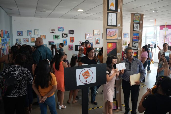 Exponen neolaredenses su obra en clausura de talleres de iniciación artística