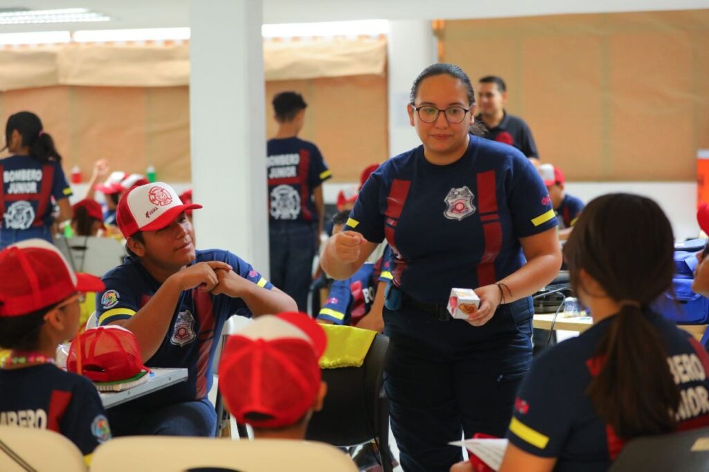 Aprenden niñas y niños neolaredenses todo sobre el trabajo de los bomberos