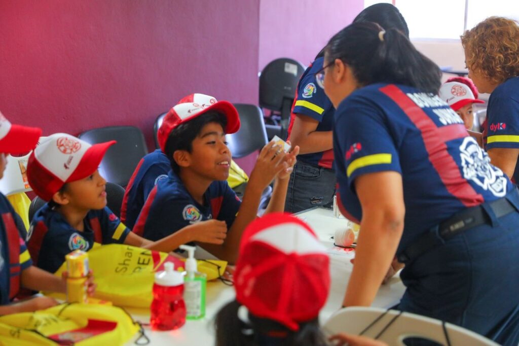 Aprenden niñas y niños neolaredenses todo sobre el trabajo de los bomberos