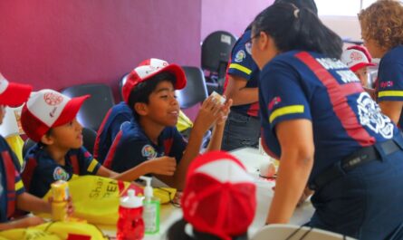 Aprenden niñas y niños neolaredenses todo sobre el trabajo de los bomberos