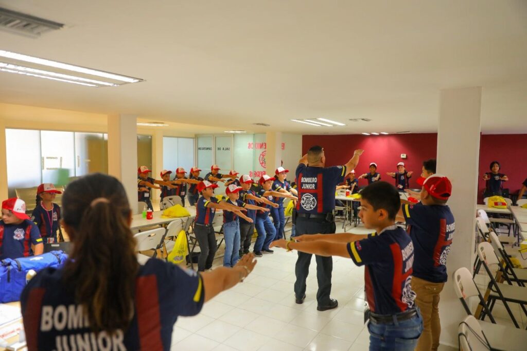 Aprenden niñas y niños neolaredenses todo sobre el trabajo de los bomberos