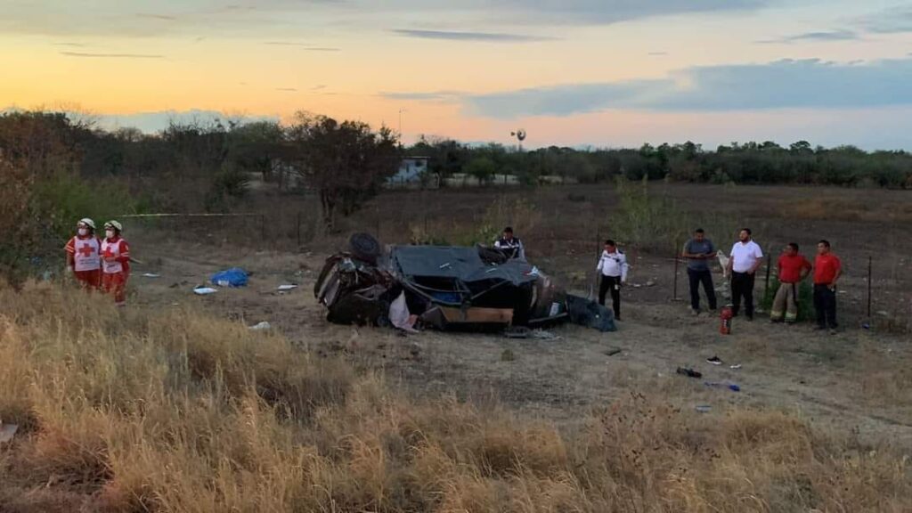 Volcadura en la Carretera Interejidal de Victoria deja tres mujeres muertas