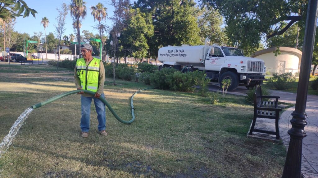 Protege Nuevo Laredo áreas verdes con riego matutino y nocturno