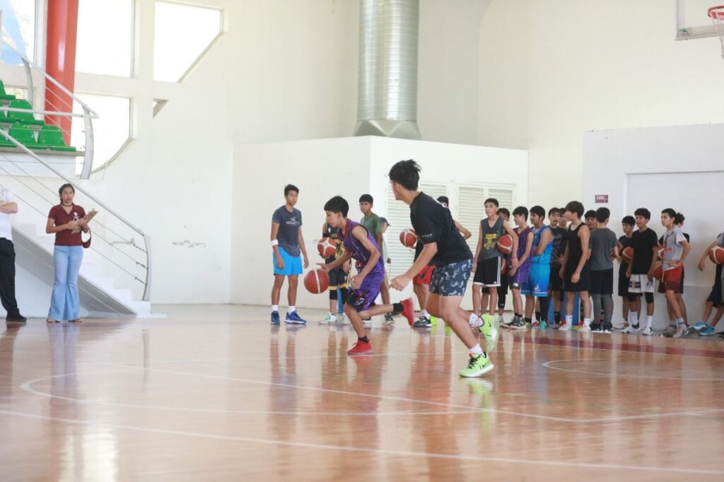 Disfrutan menores neolaredenses campamento de verano de deportes