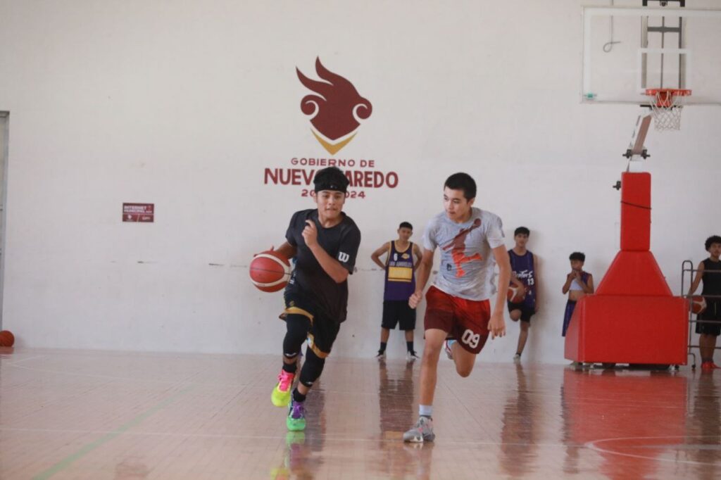 Disfrutan menores neolaredenses campamento de verano de deportes