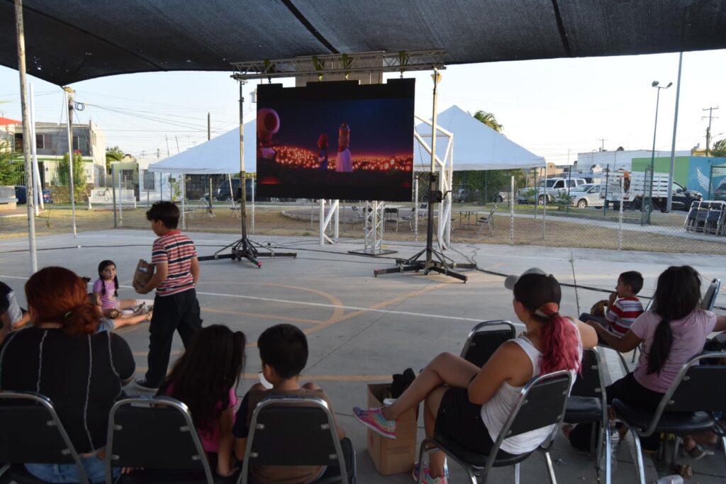 Disfrutan vecinos del sur de tarde social y proyección de película en Nuevo Laredo