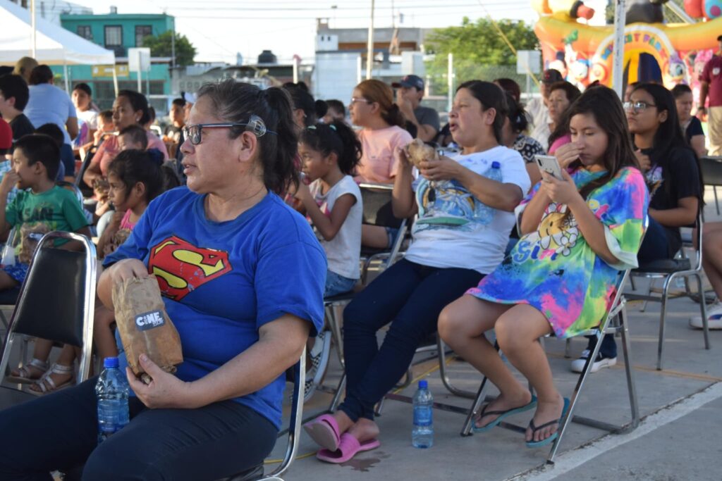 Disfrutan vecinos del sur de tarde social y proyección de película en Nuevo Laredo