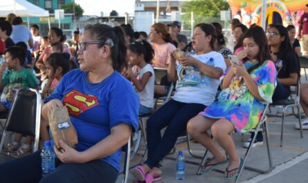 Disfrutan vecinos del sur de tarde social y proyección de película en Nuevo Laredo