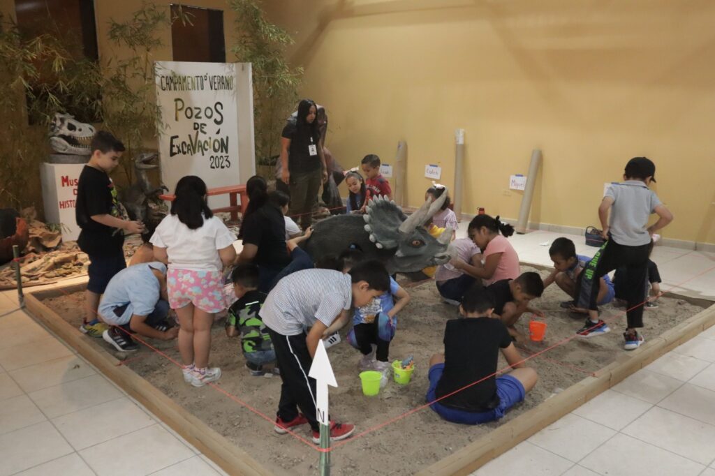 Aprenden niños sobre arqueología en campamento del Museo de Historia Natural de Nuevo Laredo