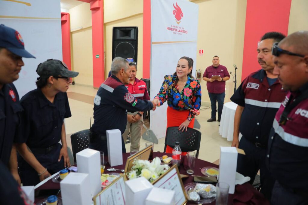 Celebra Gobierno de Nuevo Laredo a Heroico Cuerpo de Bomberos en su día