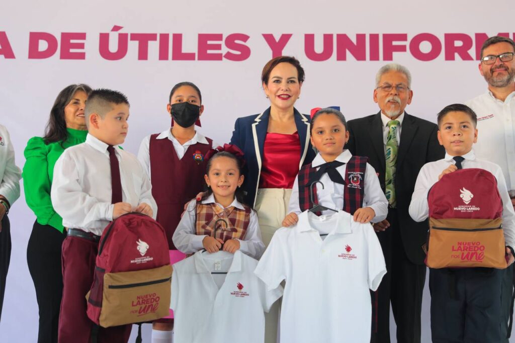 Compromiso cumplido; entrega Carmen Lilia Canturosas uniformes, mochilas y útiles en primer día de clases