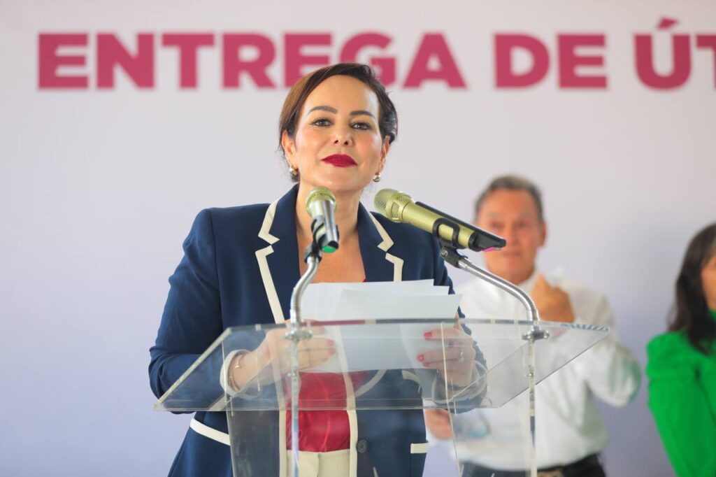 Compromiso cumplido; entrega Carmen Lilia Canturosas uniformes, mochilas y útiles en primer día de clases