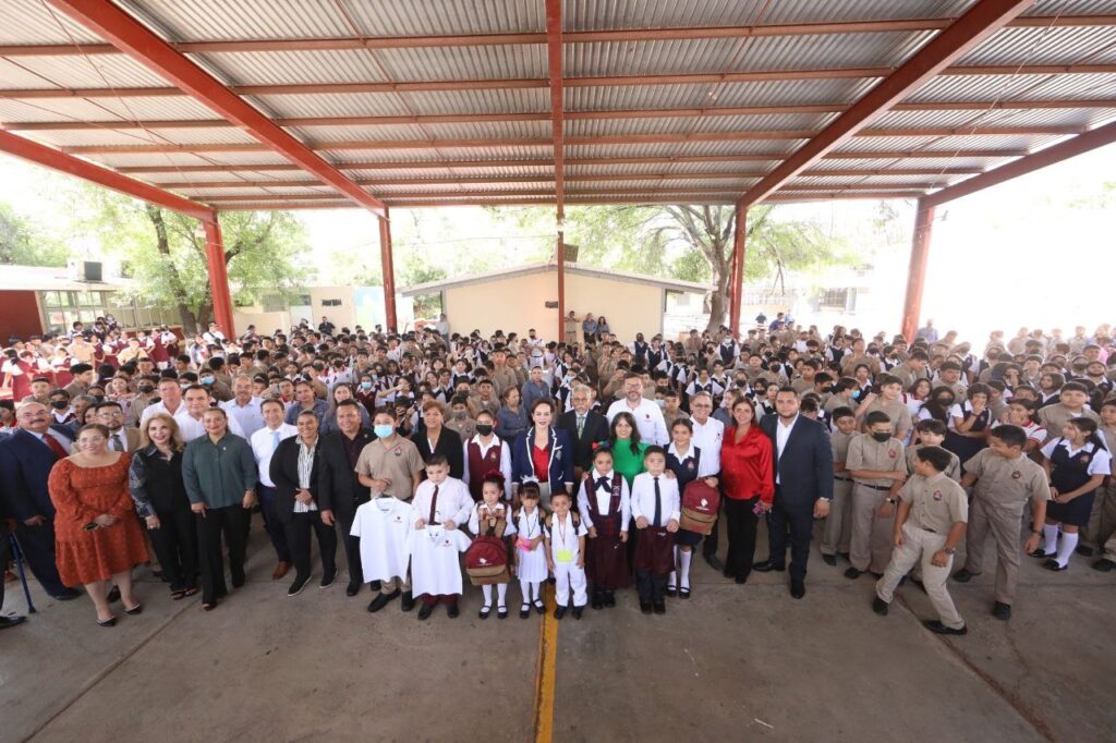 Compromiso cumplido; entrega Carmen Lilia Canturosas uniformes, mochilas y útiles en primer día de clases