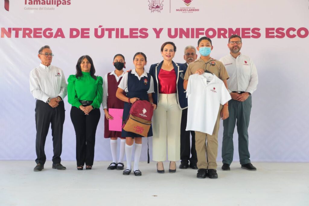 Compromiso cumplido; entrega Carmen Lilia Canturosas uniformes, mochilas y útiles en primer día de clases