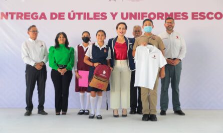 Compromiso cumplido; entrega Carmen Lilia Canturosas uniformes, mochilas y útiles en primer día de clases