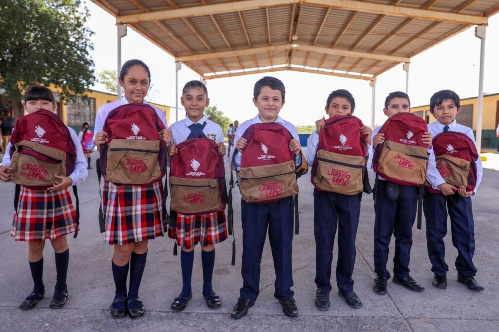 Agradecen docentes y padres de familia apoyo de uniformes, mochilas y útiles escolares