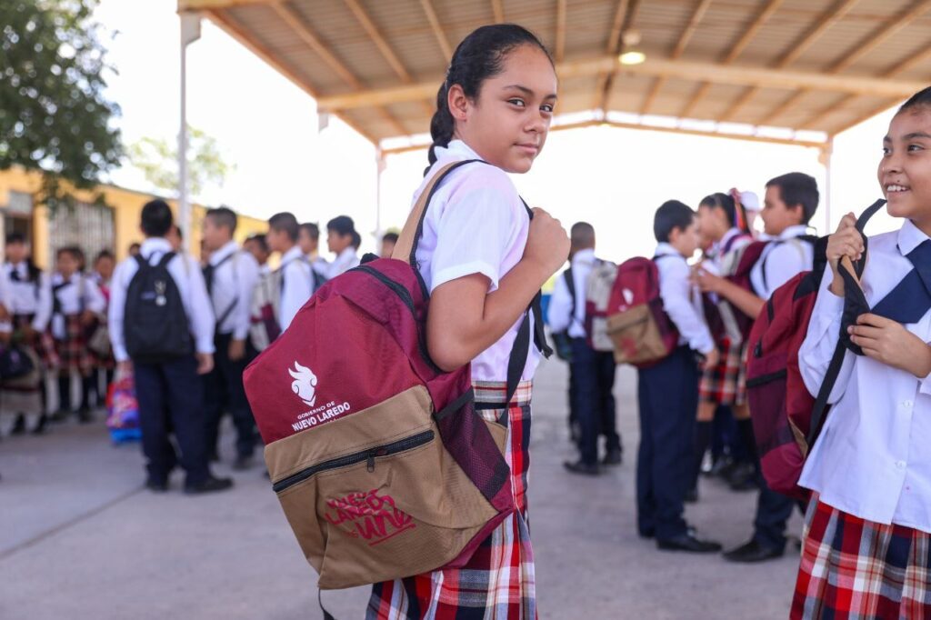 Agradecen docentes y padres de familia apoyo de uniformes, mochilas y útiles escolares