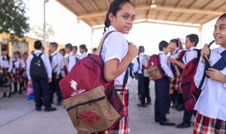 Agradecen docentes y padres de familia apoyo de uniformes, mochilas y útiles escolares