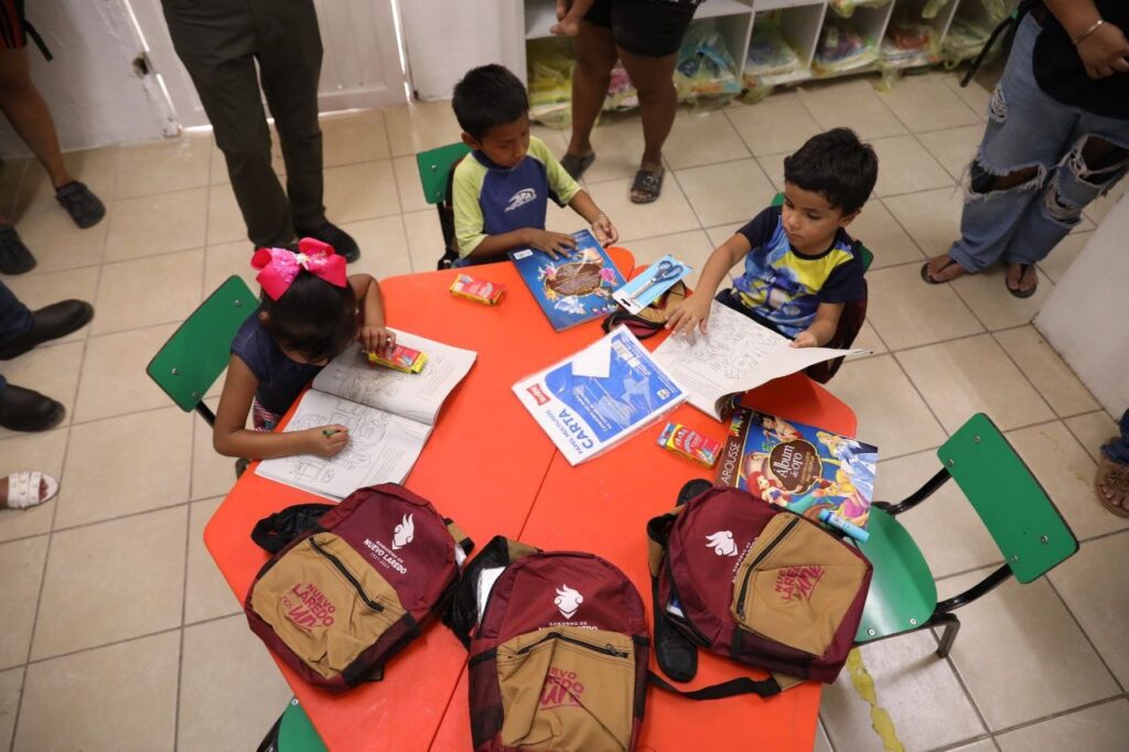 Agradecen docentes y padres de familia apoyo de uniformes, mochilas y útiles escolares