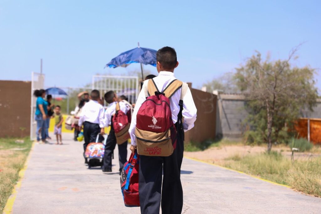 Agradecen docentes y padres de familia apoyo de uniformes, mochilas y útiles escolares