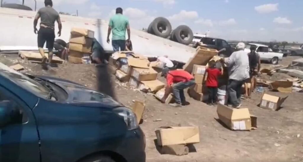 Vuelca camión cargado de camarón en la Victoria-Zaragoza; rapiña no se hace esperar