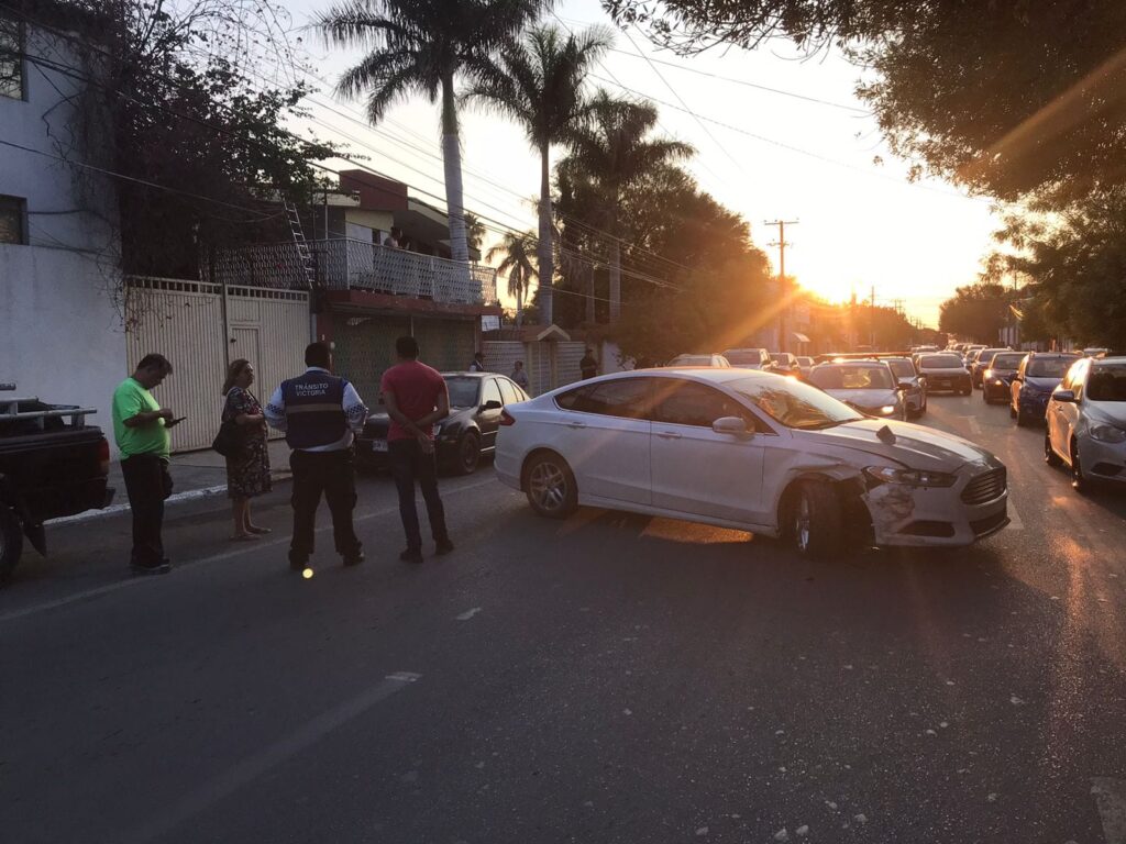 Conductora ebria protagoniza doble choque y caos vial en Ciudad Victoria