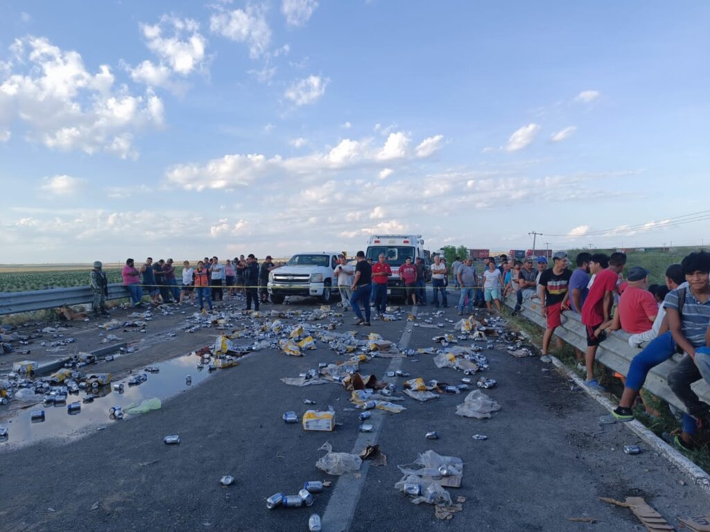 Vuelca tráiler cargado con cerveza en la carretera Mante-González