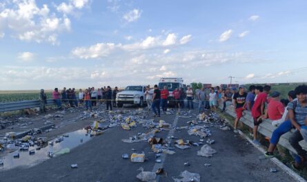 Vuelca tráiler cargado con cerveza en la carretera Mante-González