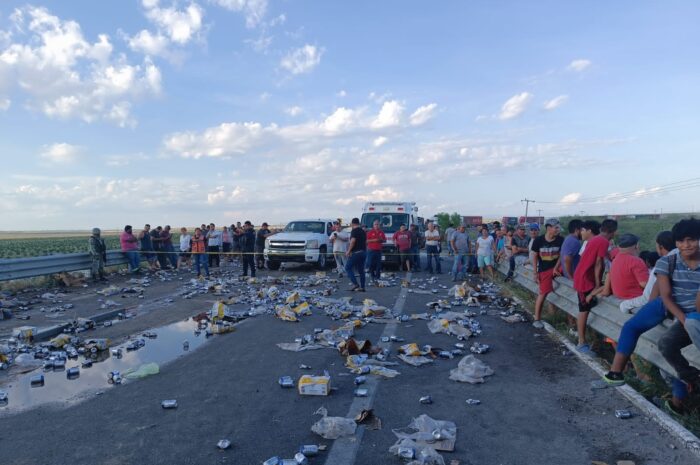 Vuelca tráiler cargado con cerveza en la carretera Mante-González