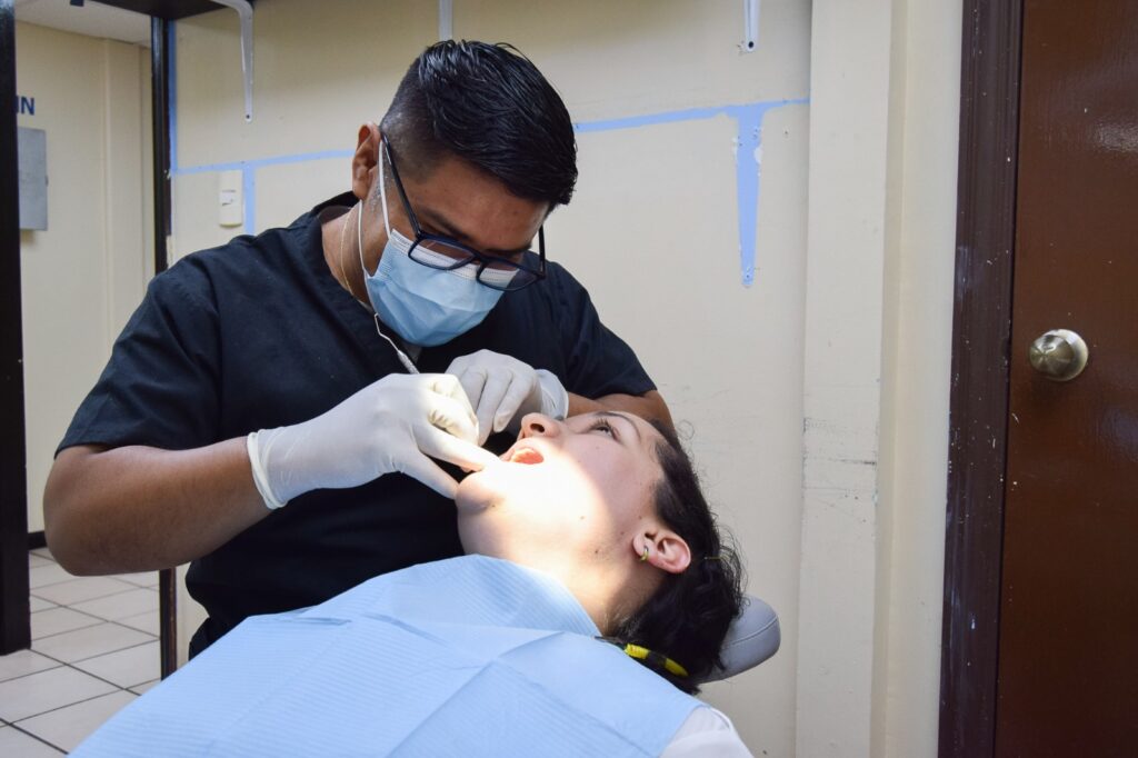 Anuncian consultas dentales gratuitas en Clínicas UNE de Nuevo Laredo durante septiembre