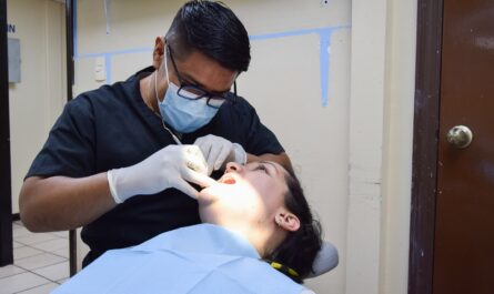 Anuncian consultas dentales gratuitas en Clínicas UNE de Nuevo Laredo durante septiembre