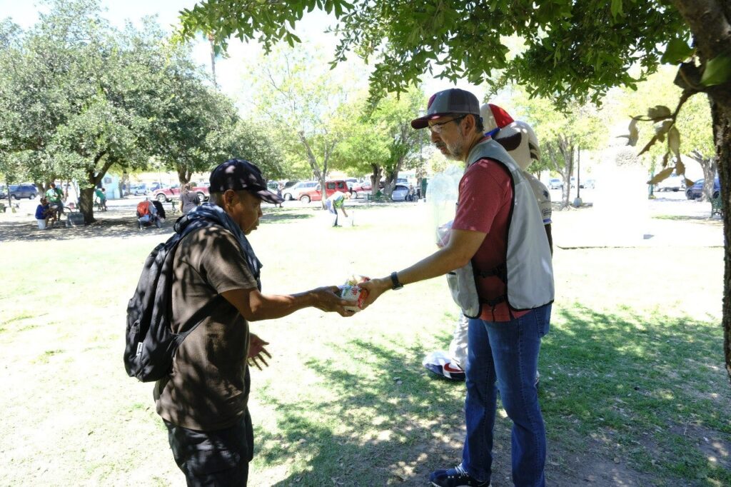 Donan Tecolotes 2 toneladas de arroz al DIF Nuevo Laredo y las distribuyen en brigada de donación