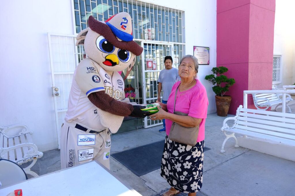 Donan Tecolotes 2 toneladas de arroz al DIF Nuevo Laredo y las distribuyen en brigada de donación