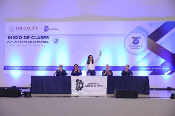 Estudiantes agradecen apoyo a Carmen Lilia Canturosas